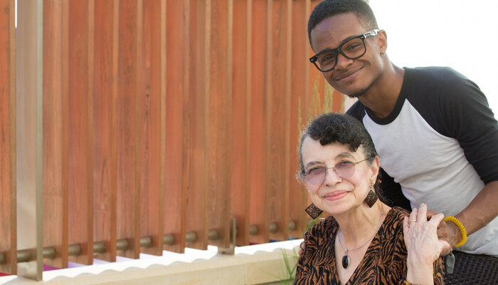 Junge mit einer Seniorin
